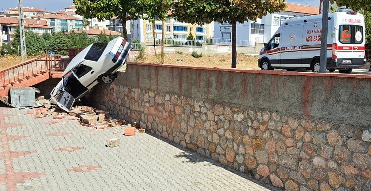 BİNA DUVARINI YIKIP BAHÇEYE UÇTU!