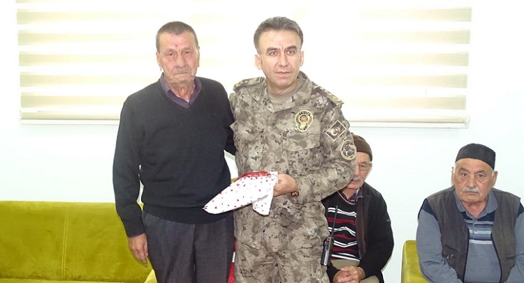 YAŞLILARIN GÖNLÜNÜ ALDI