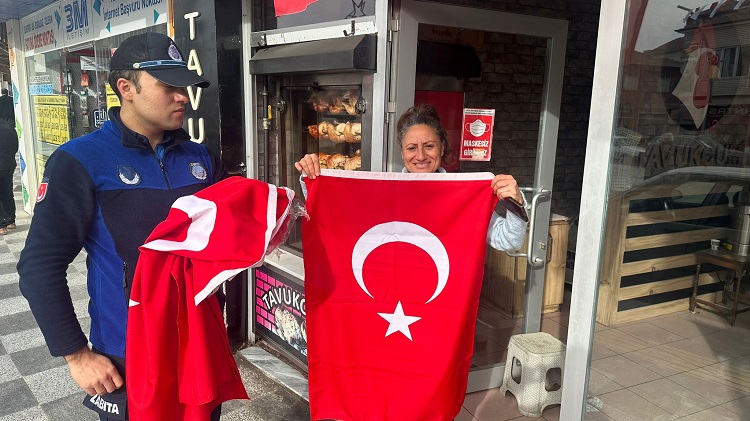 ESNAF VE VATANDAŞA TÜRK BAYRAĞI DAĞITILDI