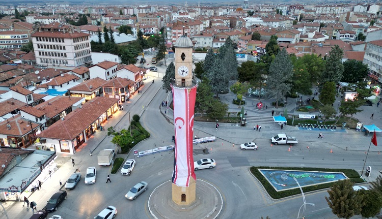 SAAT KULESİNE KARDEŞLİK BAYRAĞI