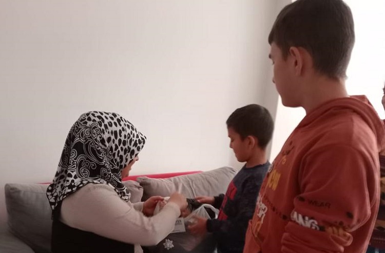 120 ÇOCUĞA MONT VE BOT DESTEĞİ