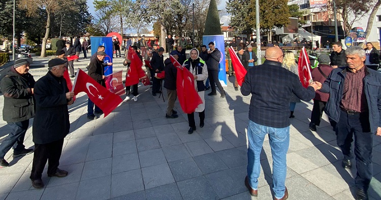 BELEDİYE BAYRAK HEDİYE ETTİ
