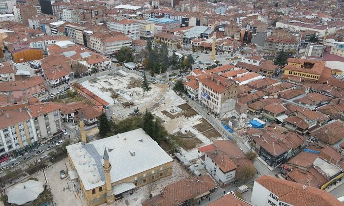 MEYDANDA ÇALIŞMALAR DEVAM EDİYOR