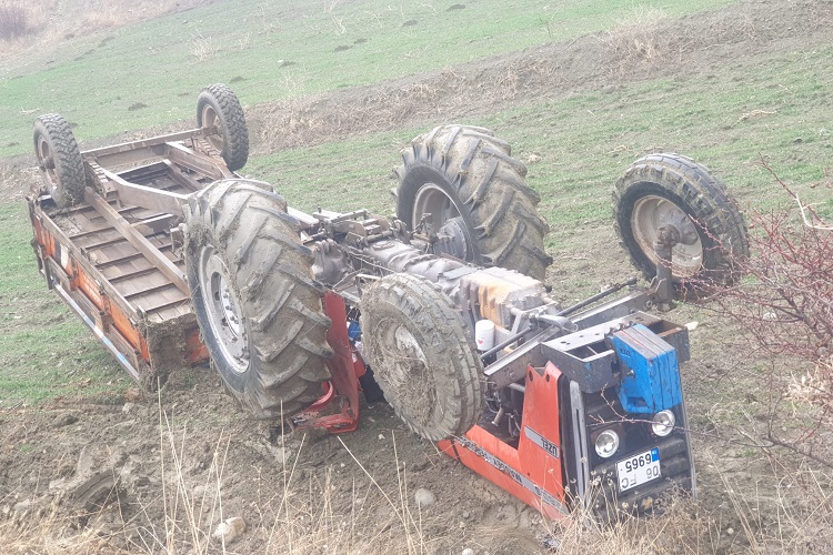 TRAKTÖR DEVRİLDİ: 1 YARALI