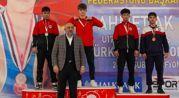 ÇORUMLU GENÇ GÜREŞÇİ TÜRKİYE ŞAMPİYONU OLDU