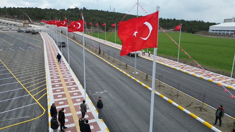 ŞEHİTLİK CADDESİ BAYRAKLARLA DONATILDI