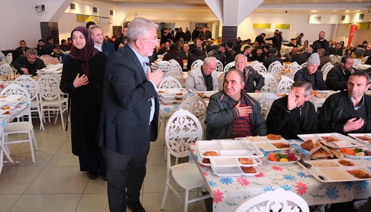İFTAR SOFRASINDA İLK ORUÇ AÇILDI
