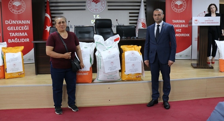 AYÇİÇEK VE NOHUT TOHUMU DAĞITILDI