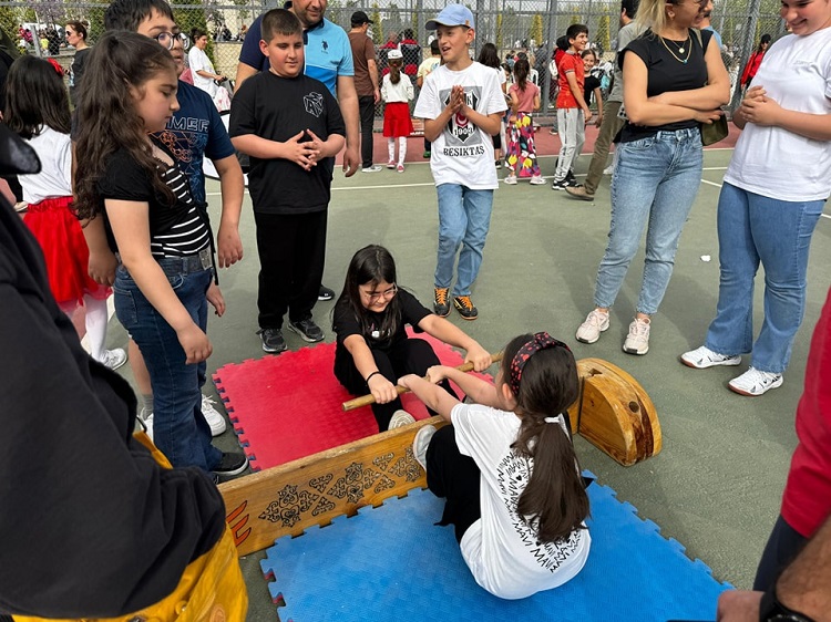 MİLLET BAHÇESİ ÇOCUKLARLA ŞENLENDİ
