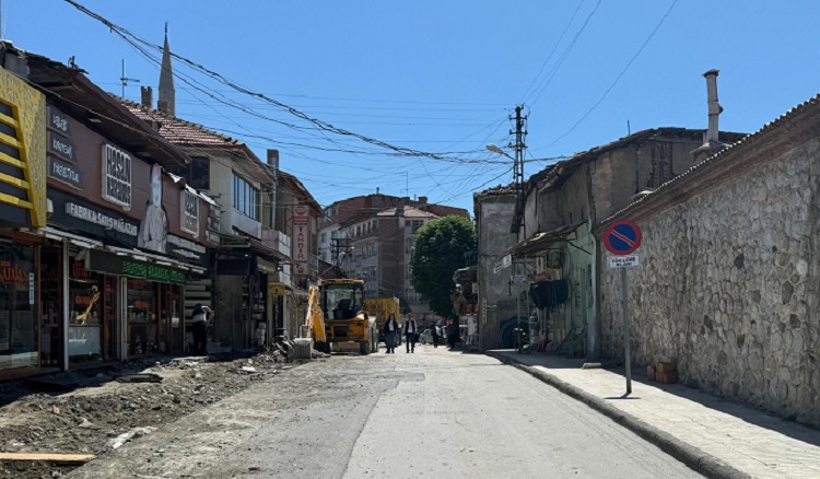 BELEDİYE KALDIRIMLARI YENİLİYOR