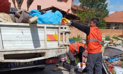 ÇÖP EVİ BELEDİYE EKİPLERİ TEMİZLEDİ