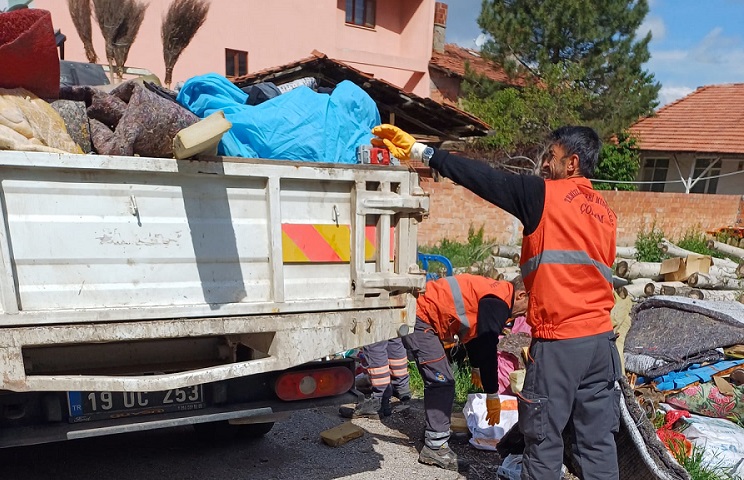ÇÖP EVİ BELEDİYE EKİPLERİ TEMİZLEDİ