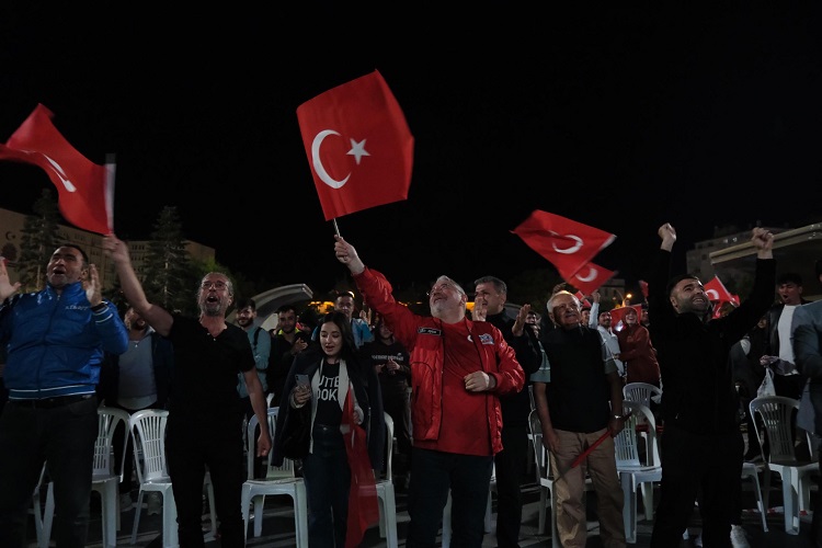 KADEŞ MEYDANINDA MİLLİ MAÇ COŞKUSU