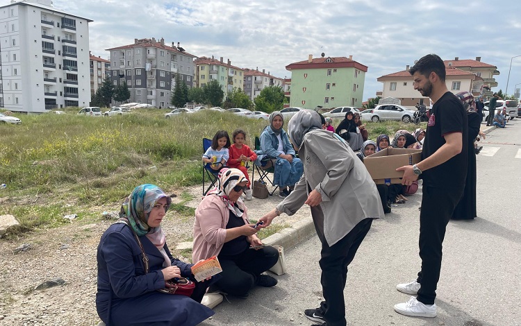 ÖĞRENCİ VE VELİLERİN YANINDALAR