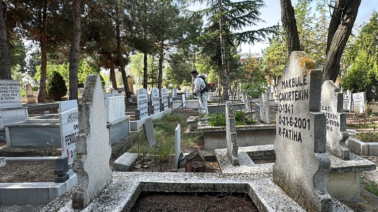 MEZARLIKLARDA BAYRAM HAZIRLIKLARI