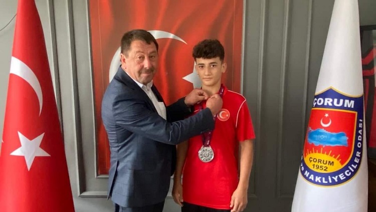 BAŞARILI GENÇ GÜREŞÇİYİ ÖDÜLLENDİRDİ