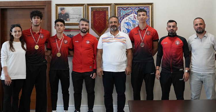 KARATECİLERDEN TARİHİ BAŞARI