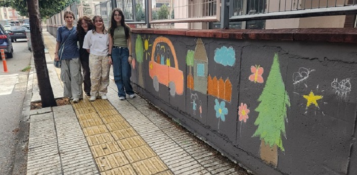 TATİLE GELDİLER OKUL DUVARI BOYADILAR