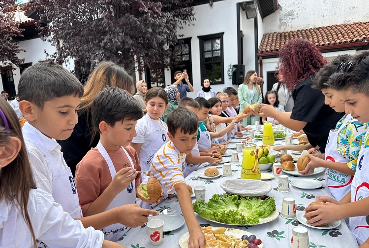 ÇOCUKLAR BESLENME ÇANTALARINI HAZIRLADI