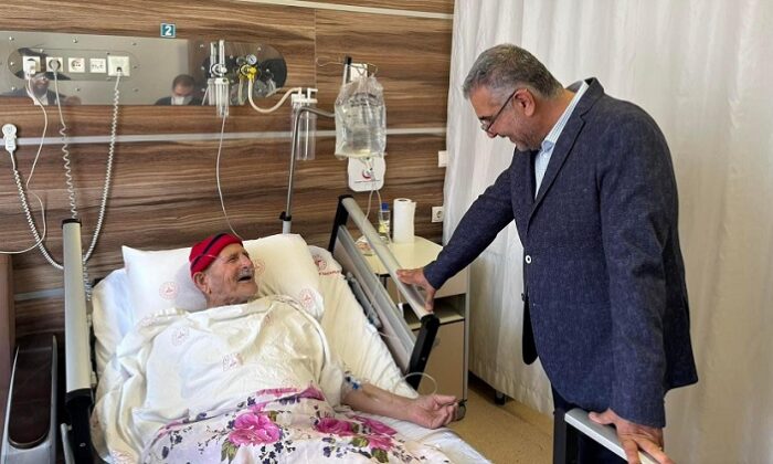HASTALARI ZİYARET ETTİ GÖNÜLLERİNİ ALDI