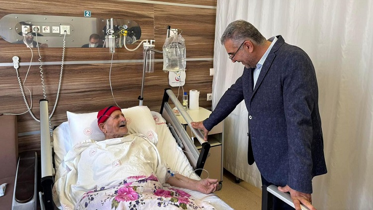 HASTALARI ZİYARET ETTİ GÖNÜLLERİNİ ALDI