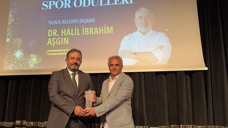 YILIN İL BELEDİYE BAŞKANI ÖDÜLÜ ALDI