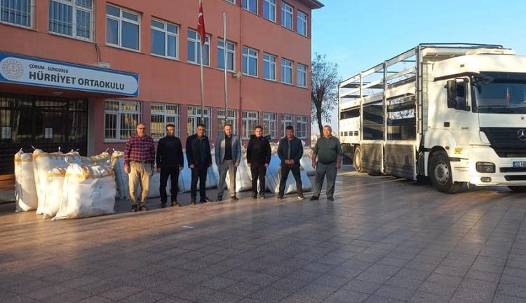 ÇORUMLU İŞ İNSANINDAN ÖĞRENCİLERE MONT