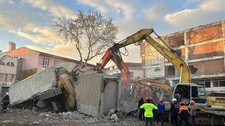ENKAZ ALTINDA KALARAK HAYATINI KAYBETTİ