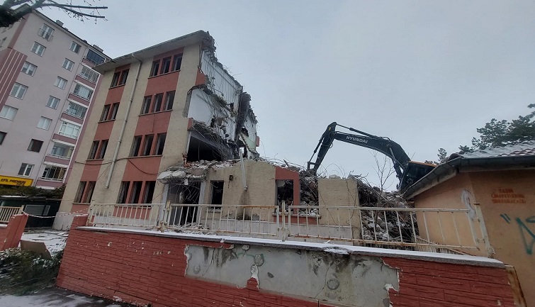 SAĞLIK MERKEZİNDE YIKIM BAŞLADI