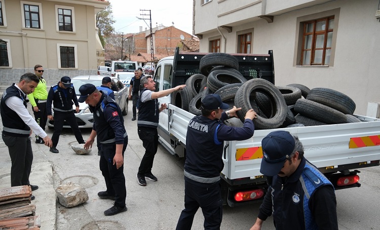 OTOPARK ETRAFINDAKİ ENGELLERE MÜDAHALE