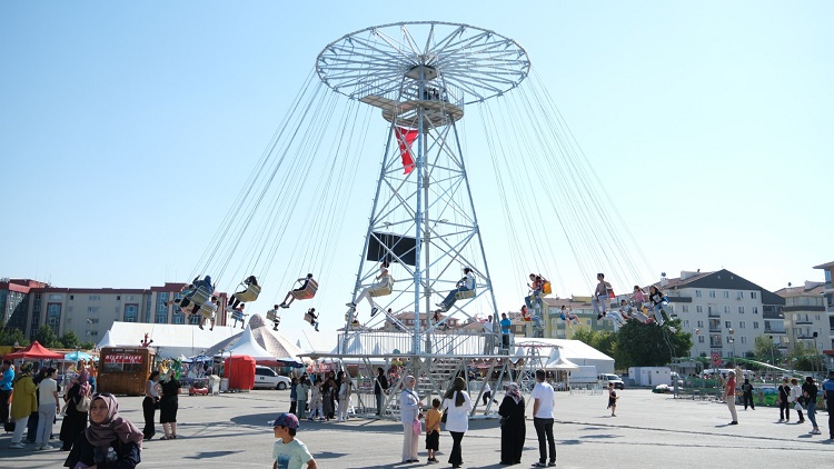 BELEDİYE’DEN 700 ÇOCUĞA LUNAPARK ETKİNLİĞİ